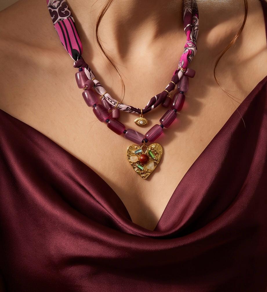 Mujer luciendo el Collar Pals con vestido satinado burdeos, mostrando su diseño elegante y artesanal.