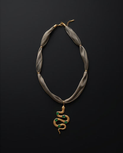 Vista completa del Collar Serpiente Esmeralda con cadena extensora.