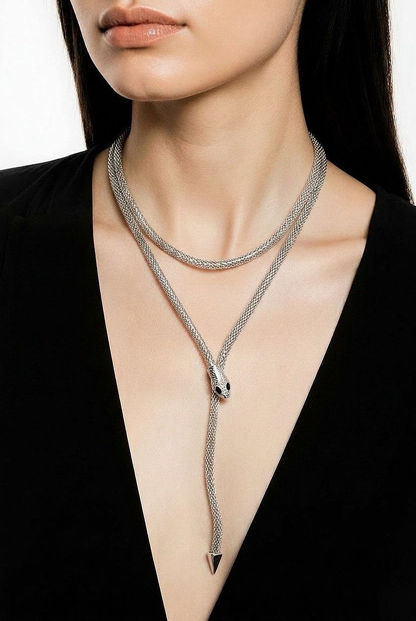 Modelo luciendo el collar magnético de serpiente Bilbao en color plata de EuTea, ajustado con doble vuelta estilo corbata.