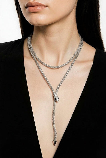 Modelo luciendo el collar magnético de serpiente Bilbao en color plata de EuTea, ajustado con doble vuelta estilo corbata.