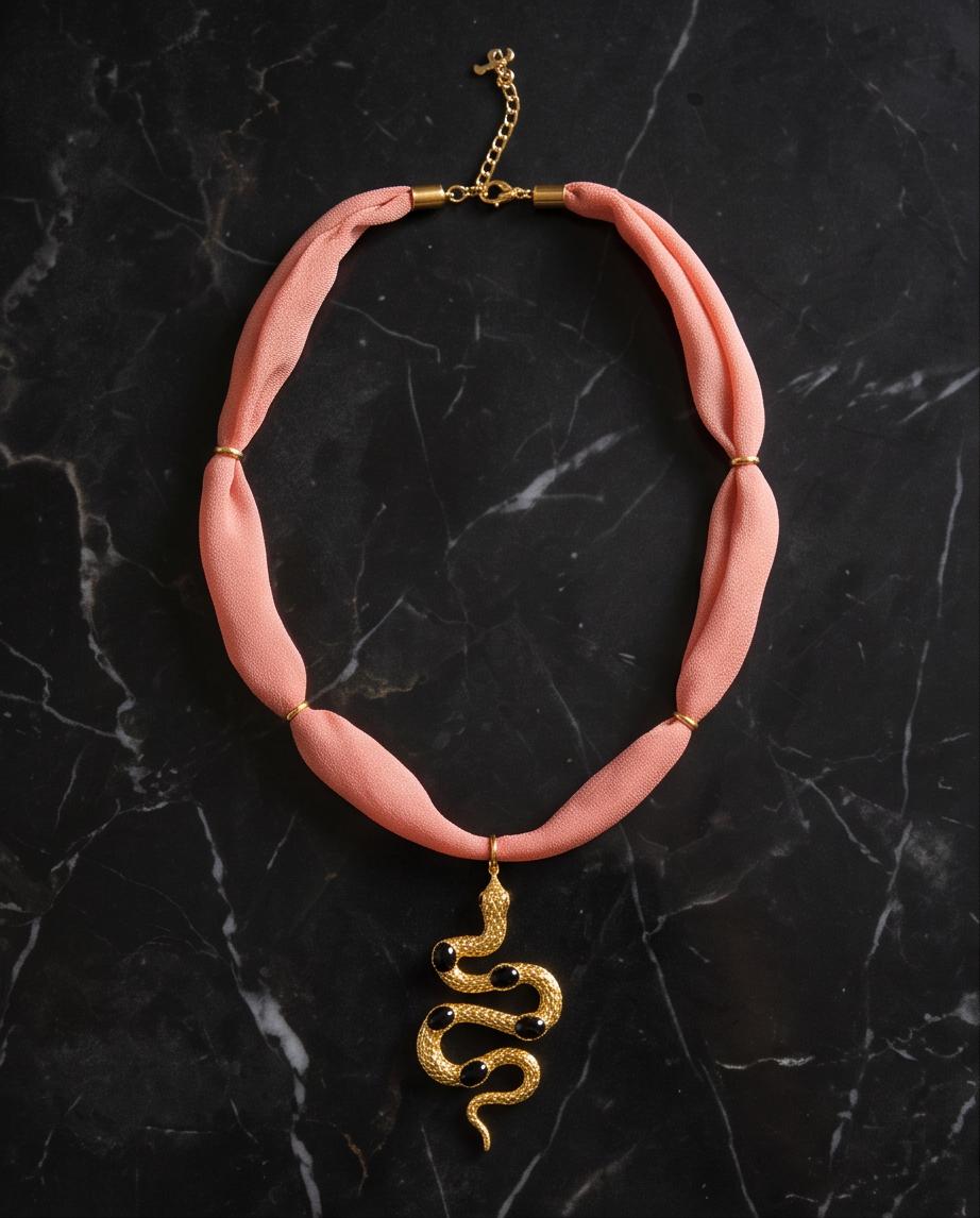 Vista completa del Collar Serpiente Rosa con cadena extensora.