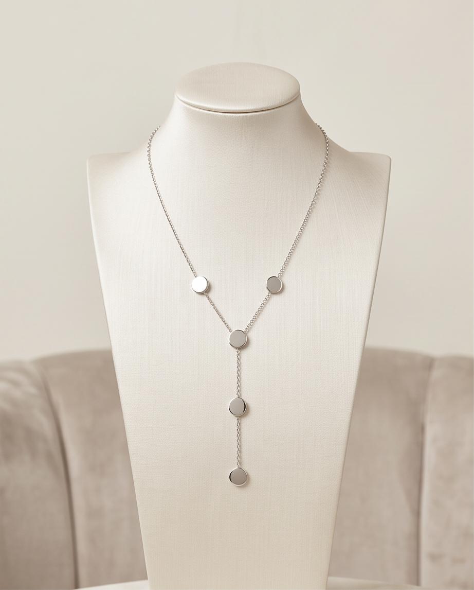 Collar Serrano plateado de acero inoxidable sobre expositor.