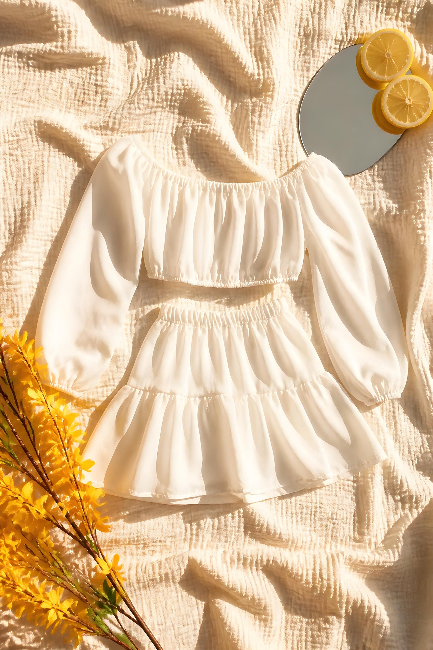 Conjunto de dos piezas de playa color blanco con top de hombros descubiertos y falda corta fluida - Eutea