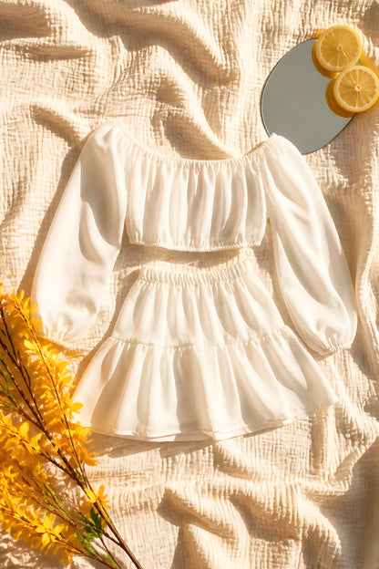 Conjunto de dos piezas de playa color blanco con top de hombros descubiertos y falda corta fluida - Eutea