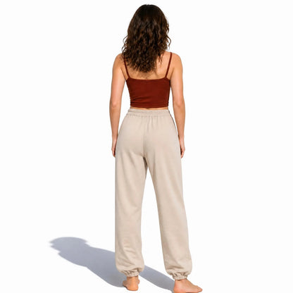 Pantalón jogger Alcazaba en color beige arena de la marca EUTEA, mostrando el corte holgado de líneas limpias, tiro alto y cintura elástica fruncida