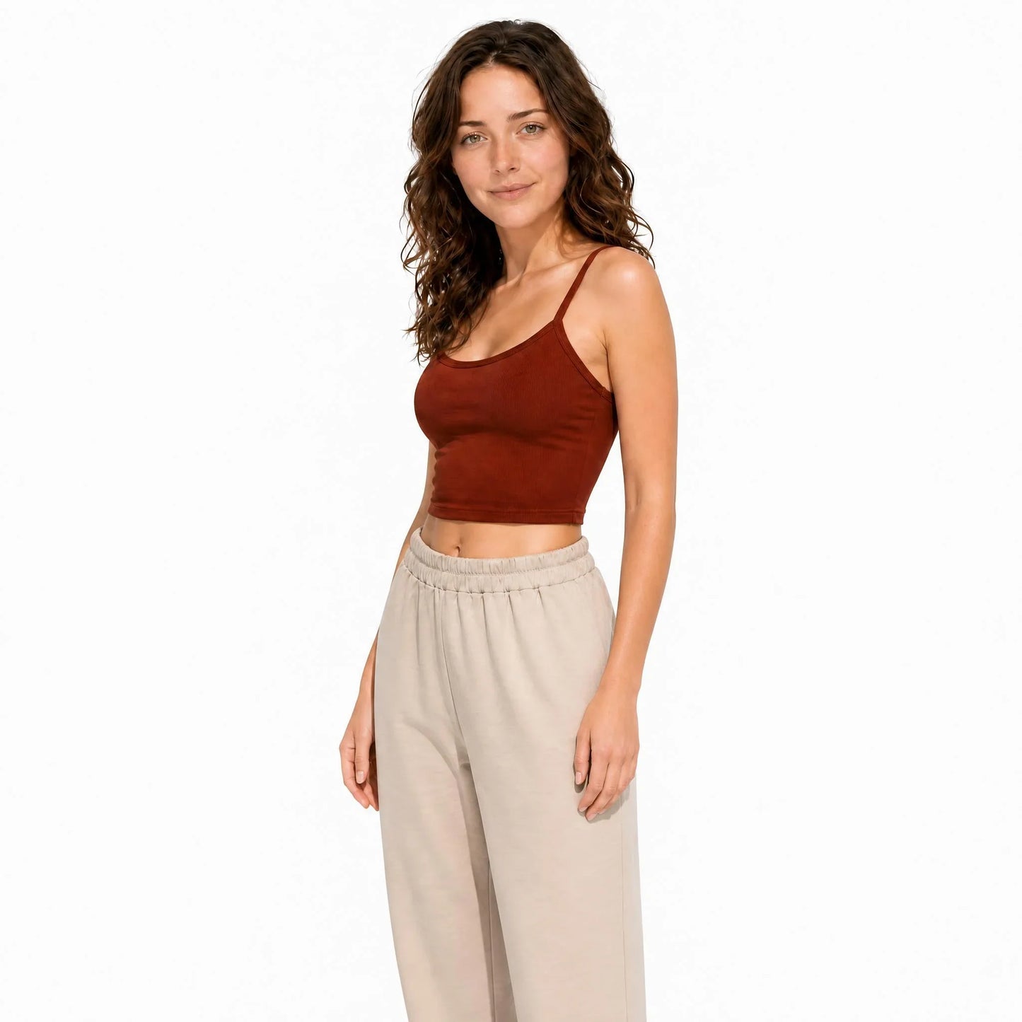 Pantalón jogger Alcazaba en color beige arena de la marca EUTEA, mostrando el corte holgado de líneas limpias, tiro alto y cintura elástica fruncida