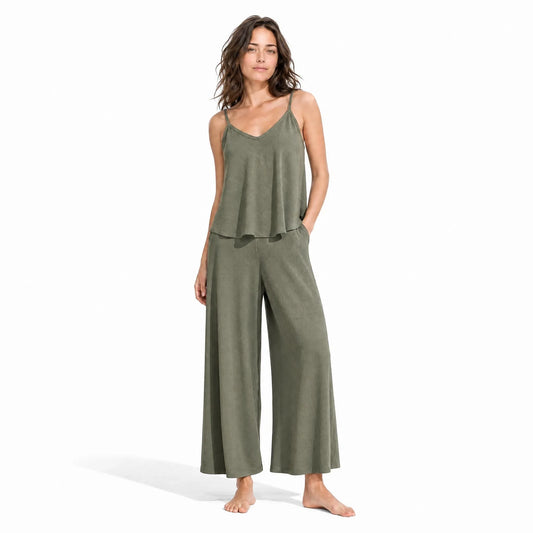 Conjunto de dos piezas Chamberí en color verde caqui de la marca EUTEA, mostrando el top metido por dentro del pantalón culotte elástico