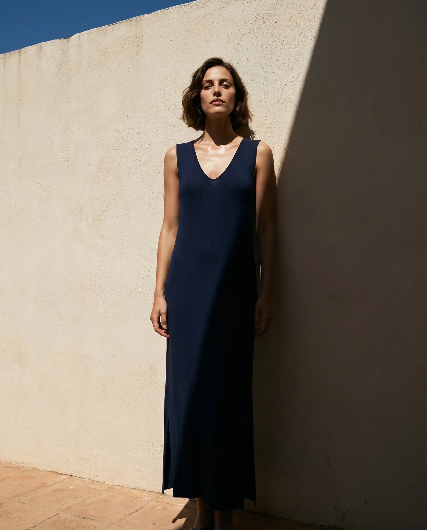 Vista de cuerpo entero del vestido largo Corrals de punto en color azul marino de la marca EUTEA, mostrando su caída fluida, tirantes anchos y diseño minimalista