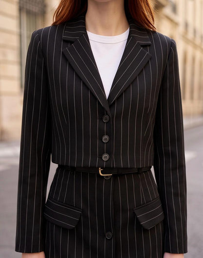 Conjunto de dos piezas de sastre Fabra en color negro con sutil raya diplomática de la marca EUTEA, mostrando la blazer corta y la falda-pantalón de frente con efecto minifalda