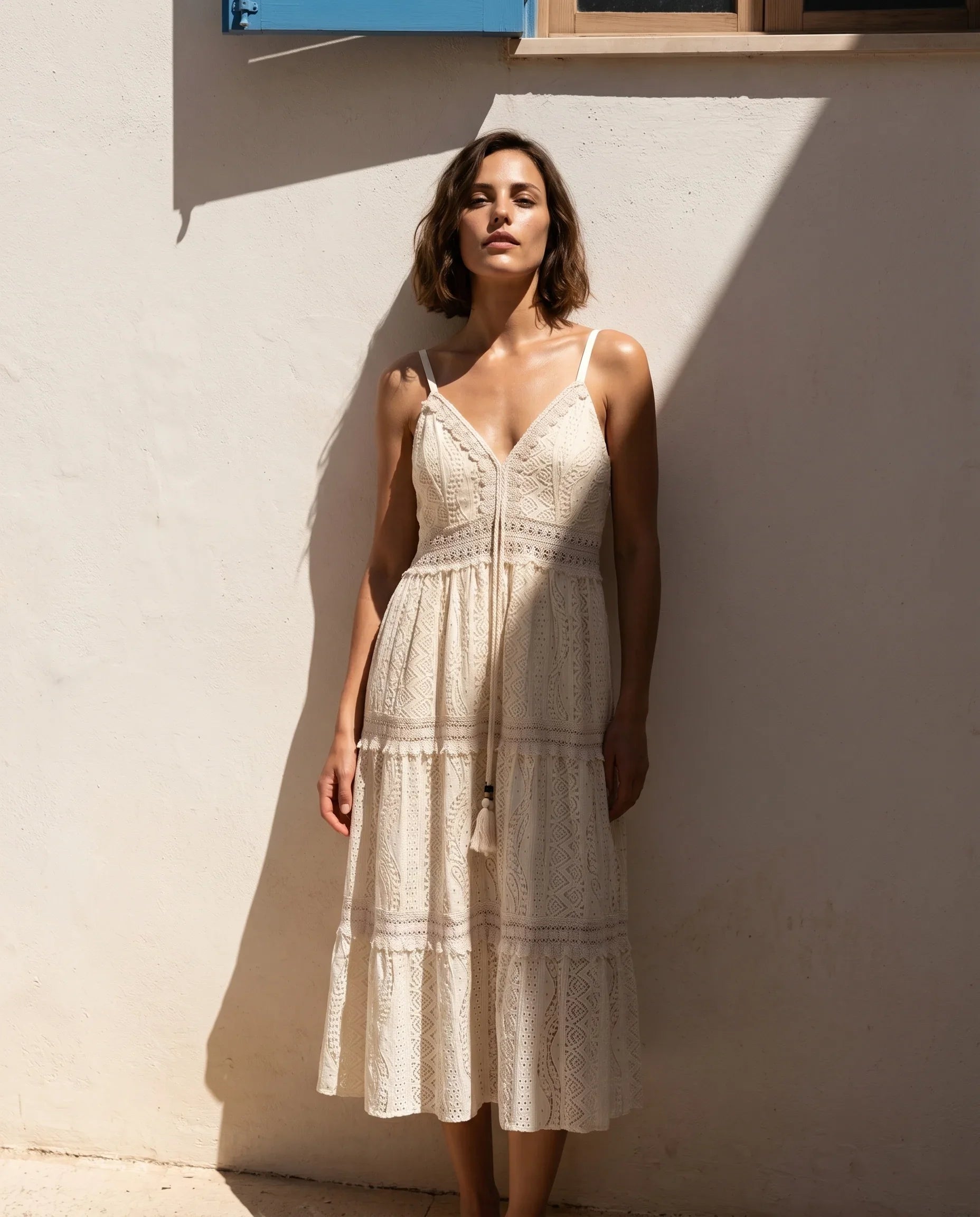Vestido largo calado Salamanca en color blanco roto de la marca EUTEA, mostrando el escote en V con cordón, los detalles de encaje y la falda de paneles con vuelo