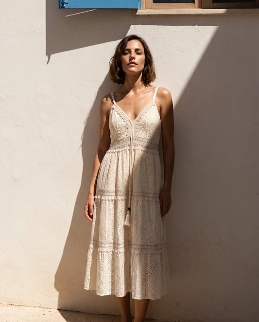 Vestido largo calado Salamanca en color blanco roto de la marca EUTEA, mostrando el escote en V con cordón, los detalles de encaje y la falda de paneles con vuelo