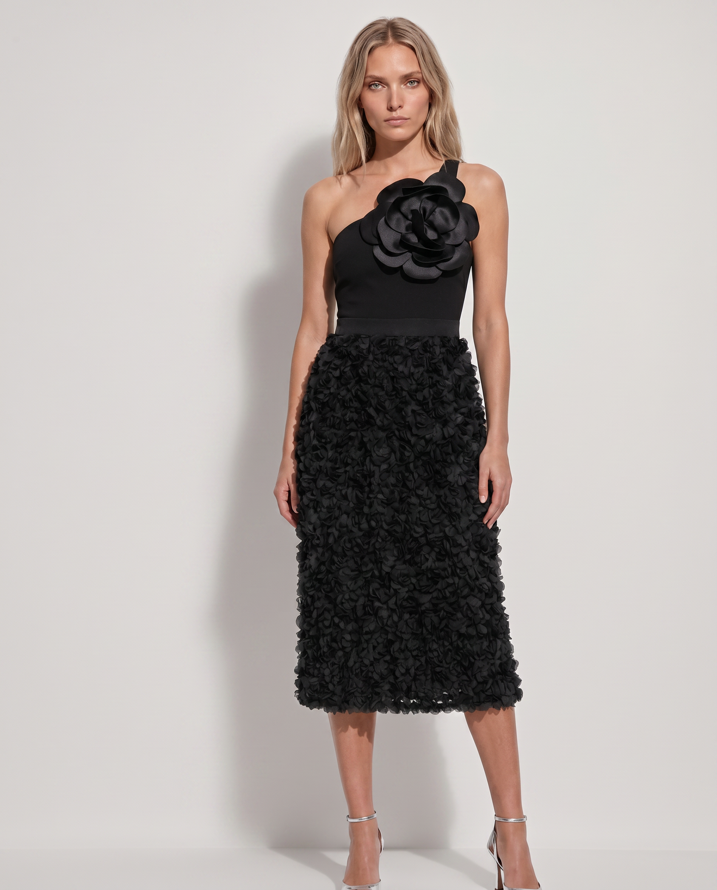 Falda midi de fiesta texturizada en color negro con efecto de flores 3D en relieve - EuTea