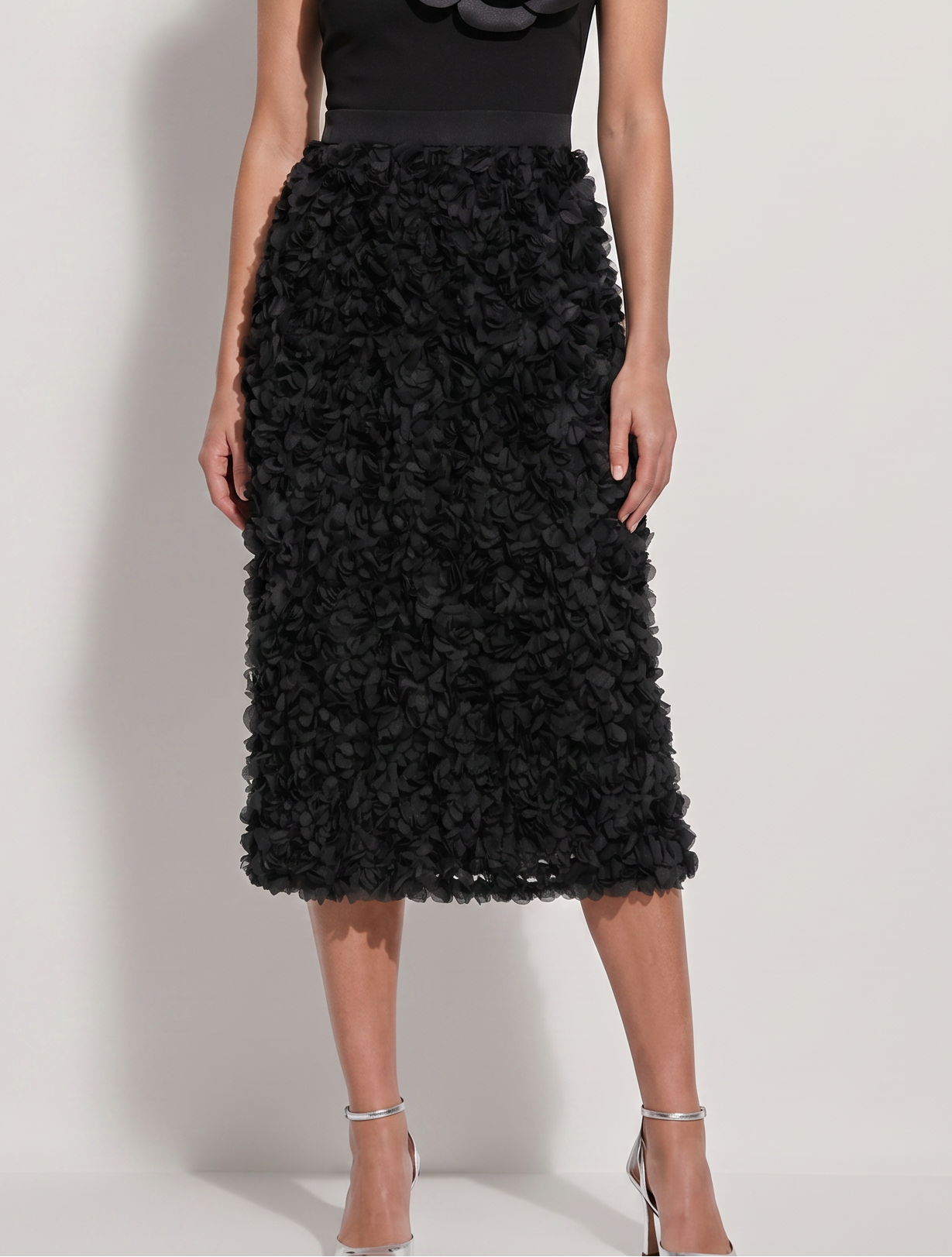Falda midi de fiesta texturizada en color negro con efecto de flores 3D en relieve - EuTea