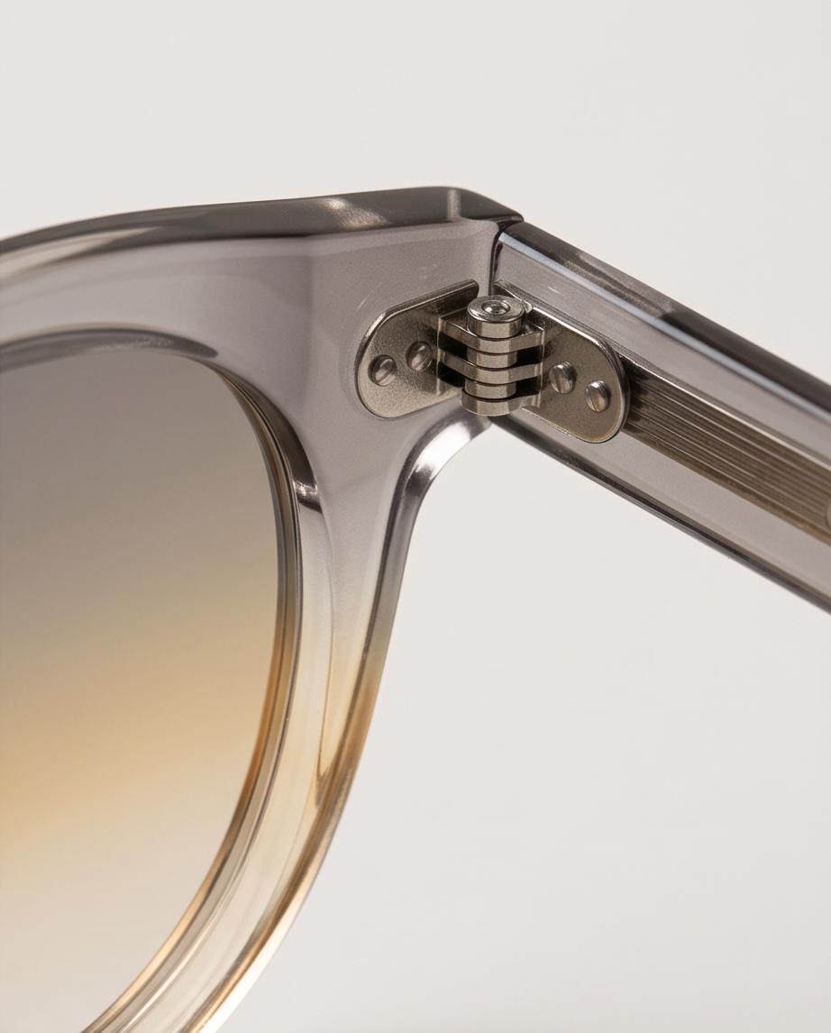 Detalle de bisagra metálica de las gafas de sol Jardins