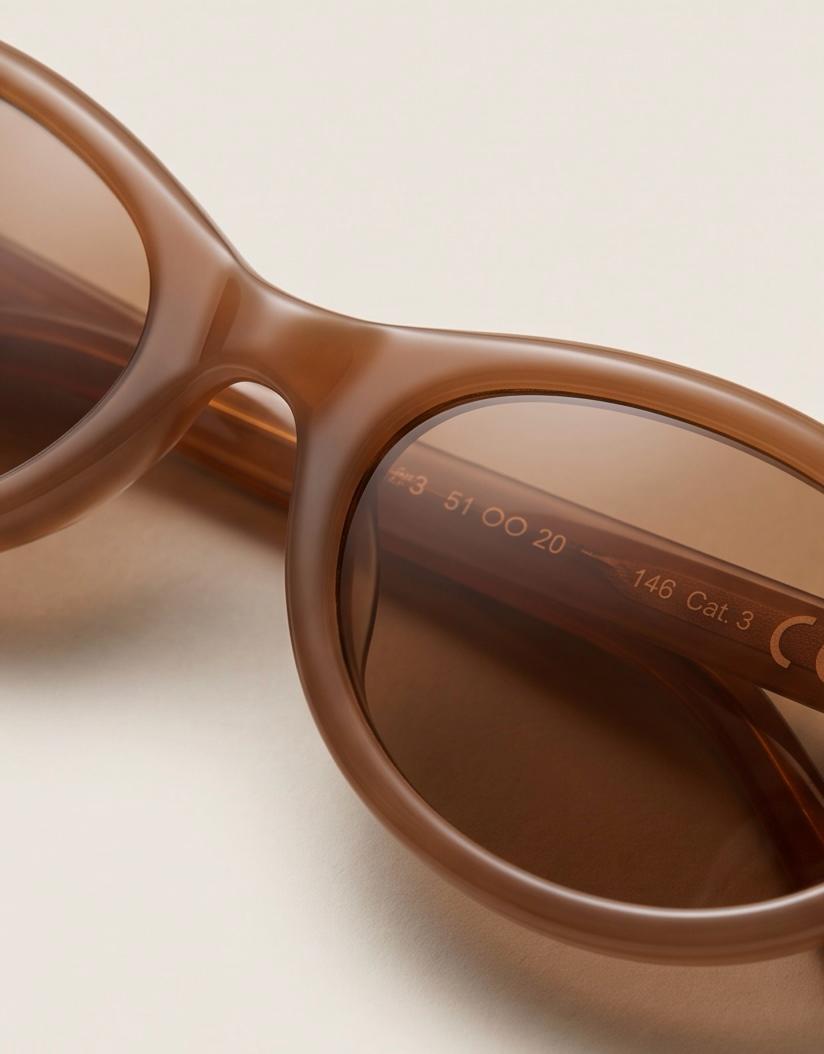 Detalle de montura y lente marrón de las Gafas de Sol Urca