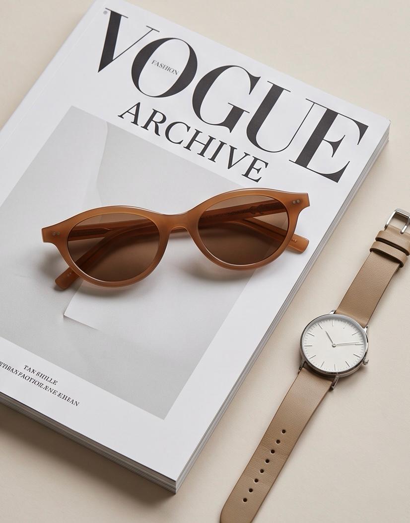 Gafas de Sol Urca marrones de estilo retro junto a accesorios
