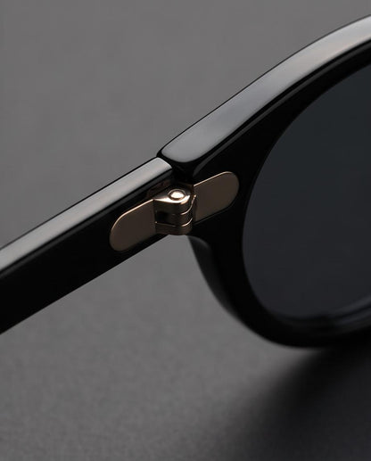 Detalle de la bisagra y acabado metálico de las Gafas de Sol Urca negras.