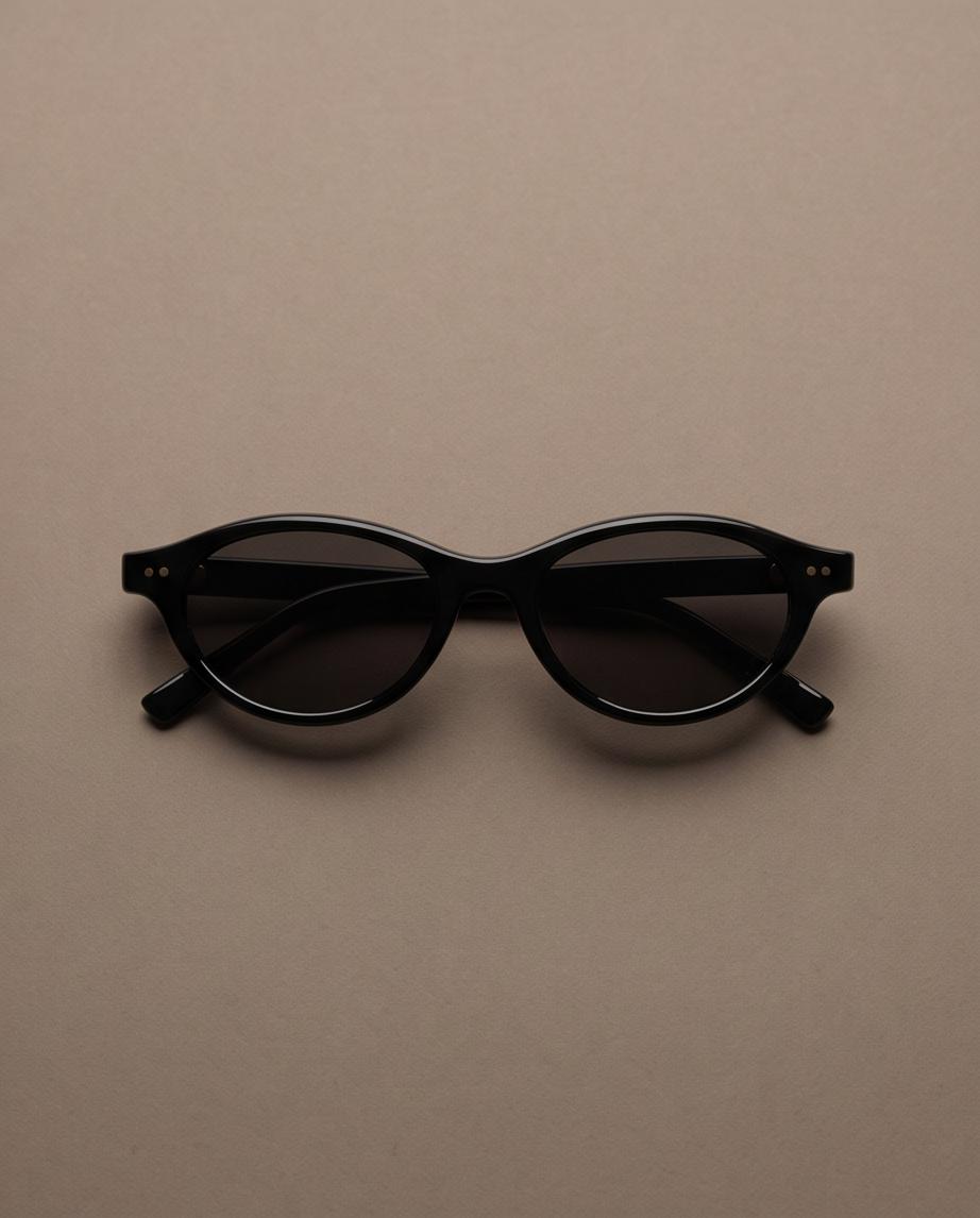 Vista frontal de las Gafas de Sol Urca con montura negra y lentes oscuras.