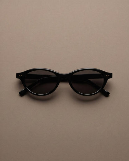 Vista frontal de las Gafas de Sol Urca con montura negra y lentes oscuras.