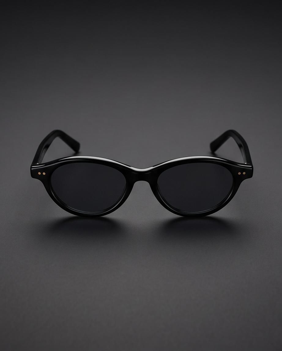 Gafas de Sol Urca negras con lentes oscuras y montura ovalada.