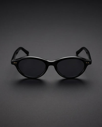 Gafas de Sol Urca negras con lentes oscuras y montura ovalada.
