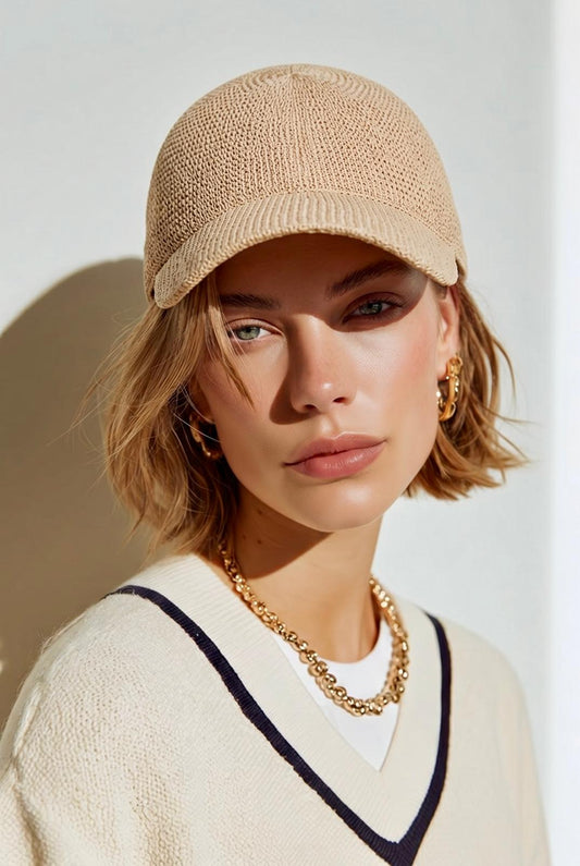 Modelo vistiendo la gorra de paja trenzada color arena claro Paüls de Eutea