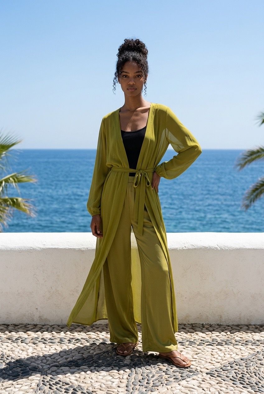 Kimono largo de gasa translúcida color verde oliva con mangas abullonadas y cinturón - Eutea Playa