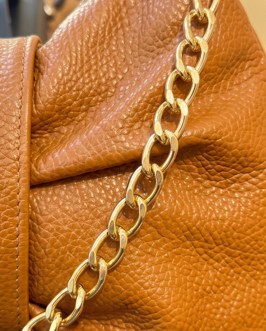 Detalle de piel y cadena dorada del bolso Ilhabela camel