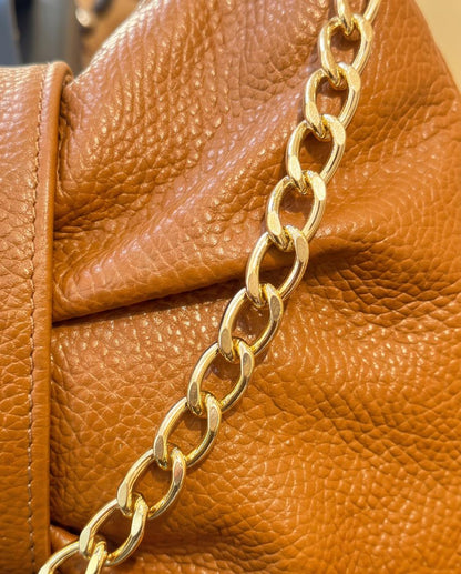Detalle de piel y cadena dorada del bolso Ilhabela camel