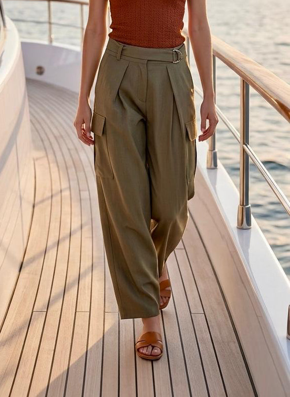 Modelo caminando en la cubierta de un barco luciendo el pantalón cargo wide leg en color verde oliva Aria con cinturón y pinzas.