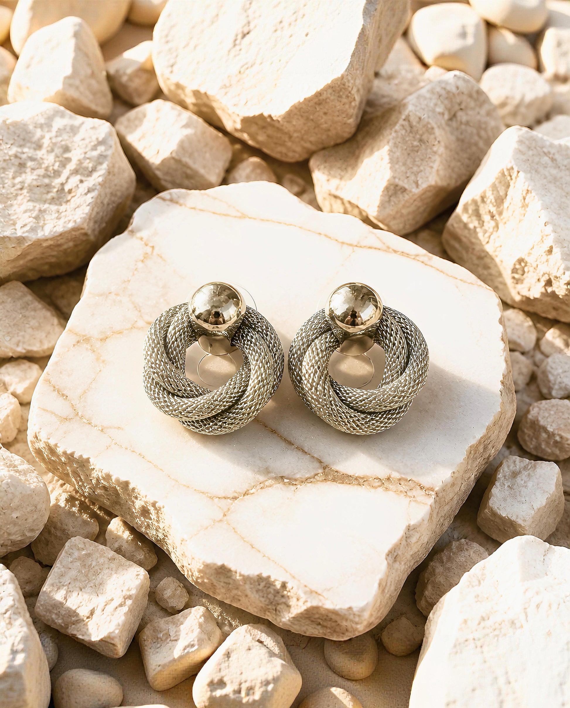 Pendientes de aro entrelazados con textura de malla plateada Malgrat de Eutea