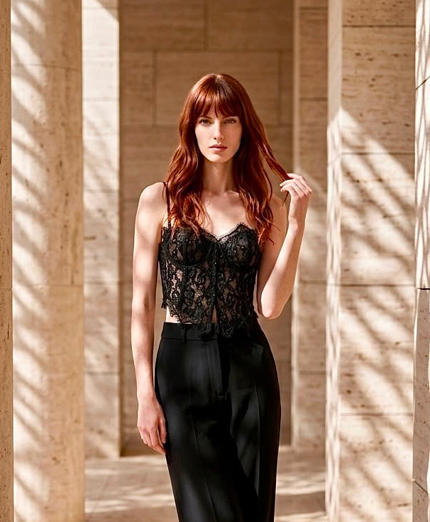 Modelo posando de frente con el Top Corset Elipa negro de Eutea, resaltando el diseño de las copas lenceras y el encaje floral.