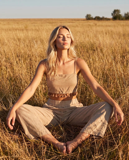 Look veraniego con el top de punto calado Ausias en color beige de Eutea.