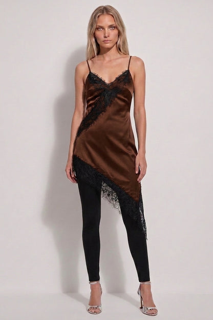 Top lencero asimétrico satinado en color marrón chocolate con detalles de encaje - Eutea