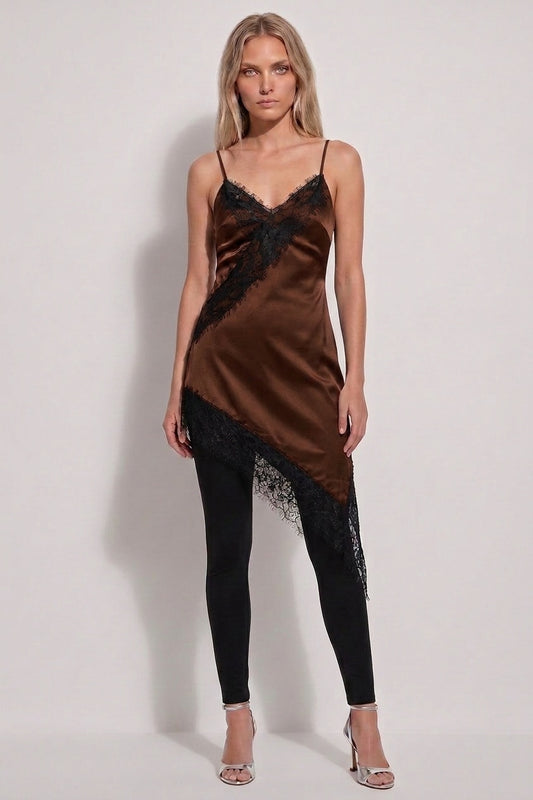 Top lencero asimétrico satinado en color marrón chocolate con detalles de encaje - Eutea