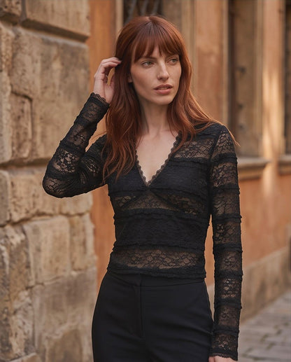 Top Mazarredo negro de encaje combinado con pantalón negro