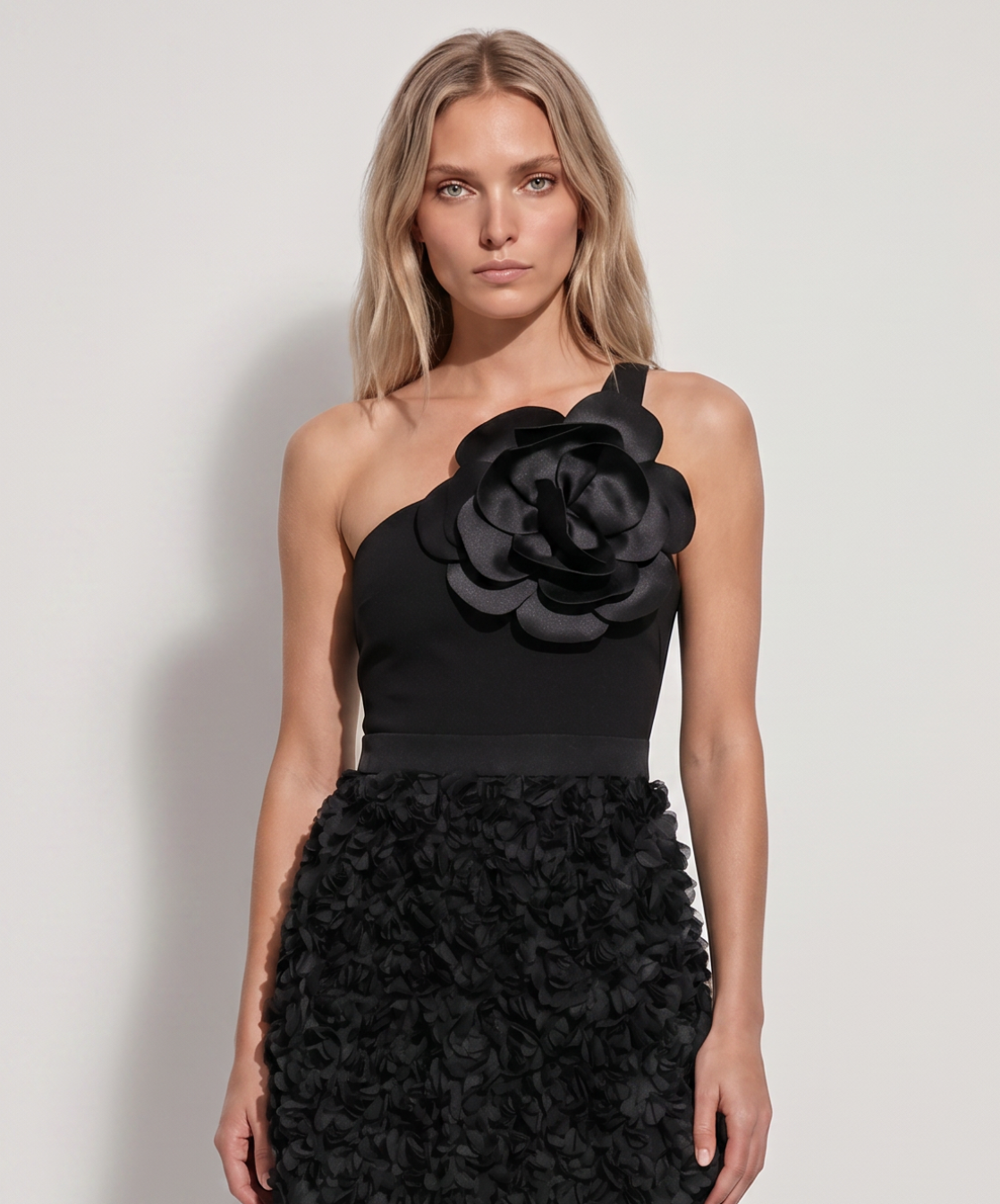 Top negro asimétrico con detalle de flor maxi tridimensional en relieve - Ropa de fiesta EuTea