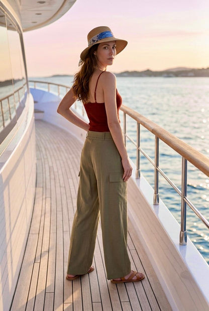 Modelo de espalda luciendo un top texturizado color marrón terracota teja combinado con pantalón cargo verde oliva.