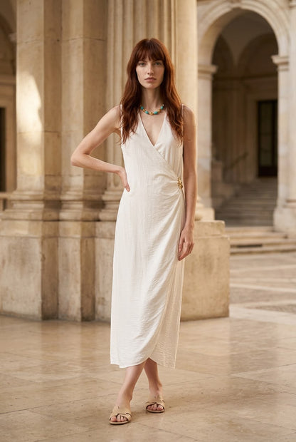 Vestido largo Angra crudo con diseño cruzado y detalle dorado
