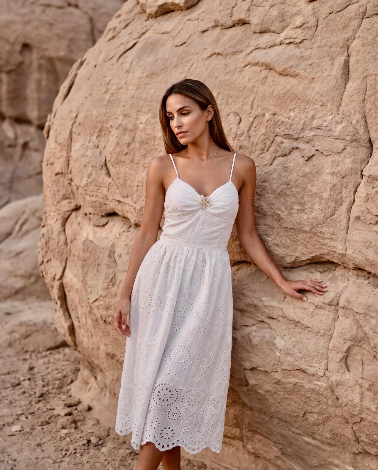 Vestido midi blanco de algodón troquelado Jaén con tirantes de lazo y cuerpo de nido de abeja de Eutea.
