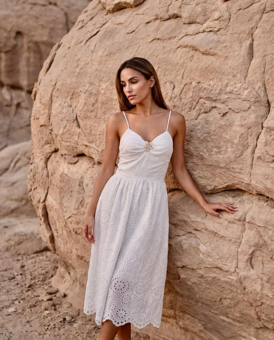 Vestido midi blanco de algodón troquelado Jaén con tirantes de lazo y cuerpo de nido de abeja de Eutea.