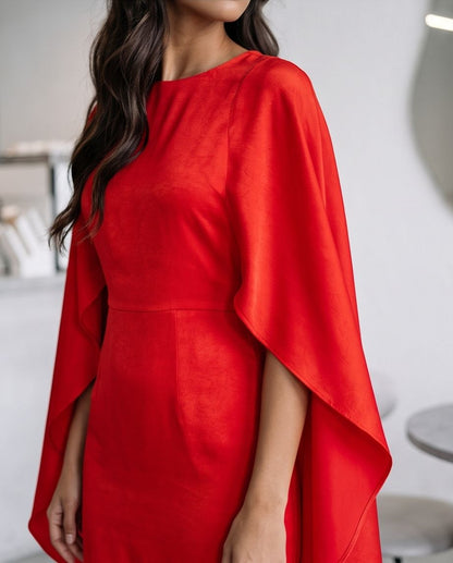 Detalle de las mangas efecto capa del vestido Agoitz rojo