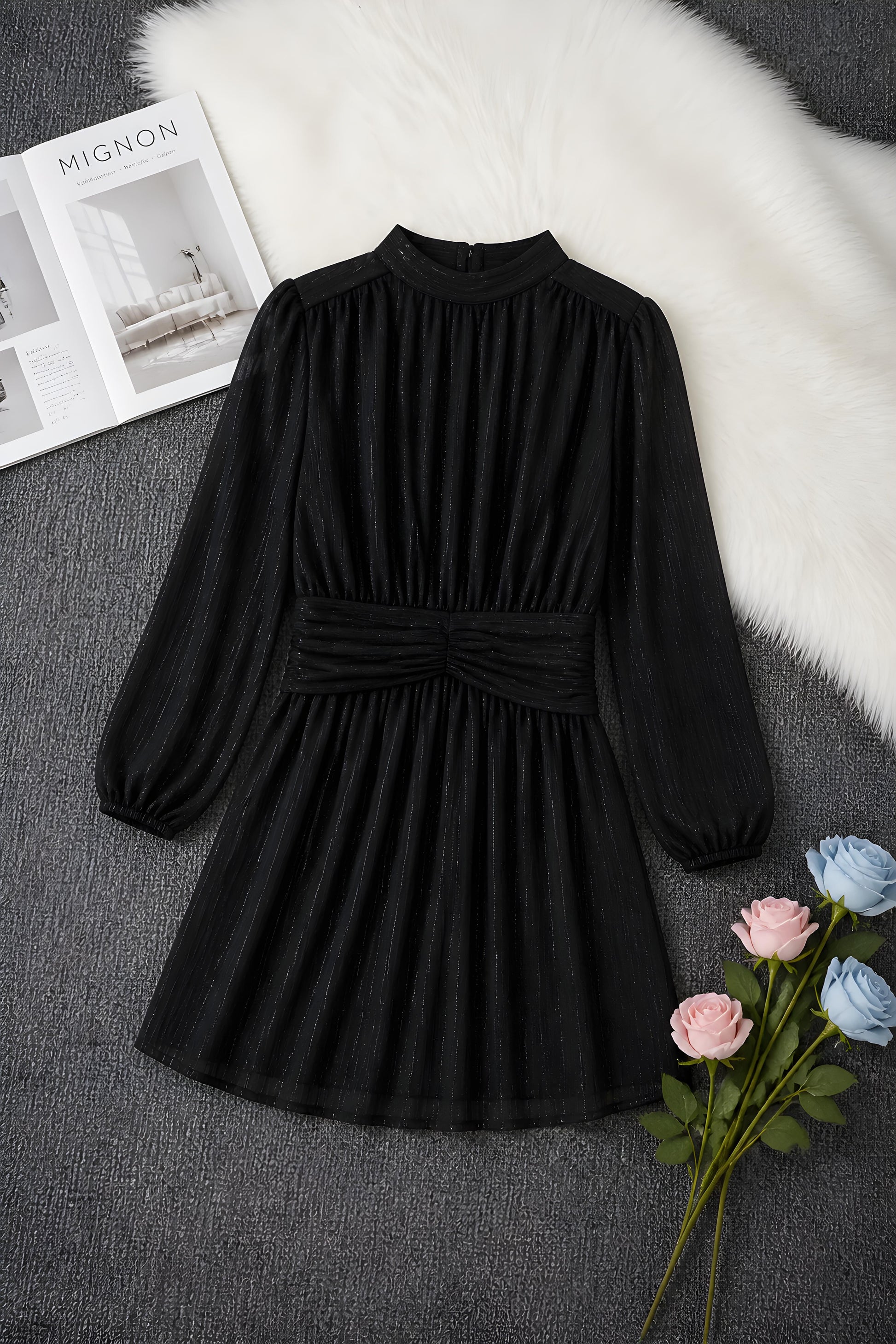 Vestido corto de fiesta Sitges color negro con detalles brillantes expuesto en plano sobre fondo gris.