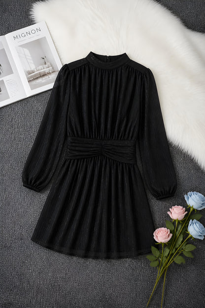 Vestido corto de fiesta Sitges color negro con detalles brillantes expuesto en plano sobre fondo gris.