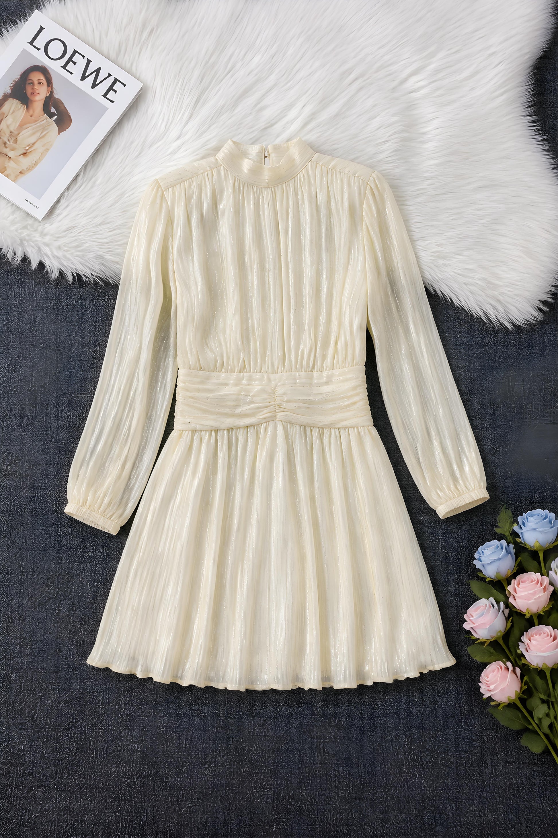 Vista en plano del vestido corto plisado Málaga en tono crema champagne con destellos de la marca EuTea.