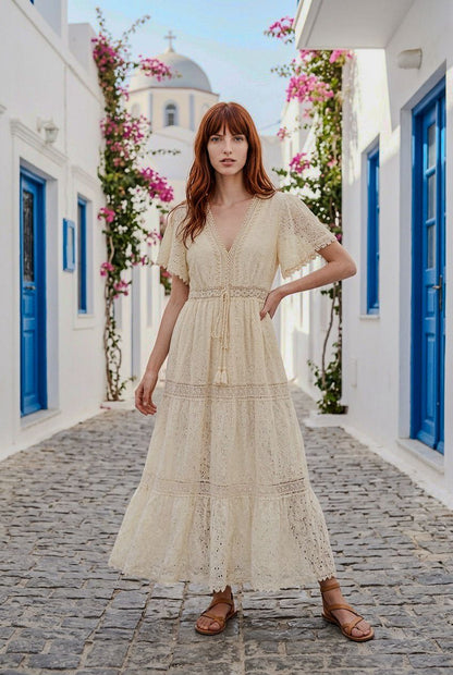 Vestido largo de encaje calado color beige claro con escote en pico y cintura ajustable estilo ibicenco - Eutea