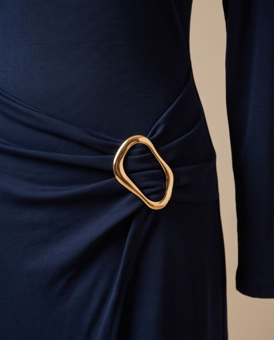 Detalle metálico dorado en la cintura del vestido Larroque azul marino