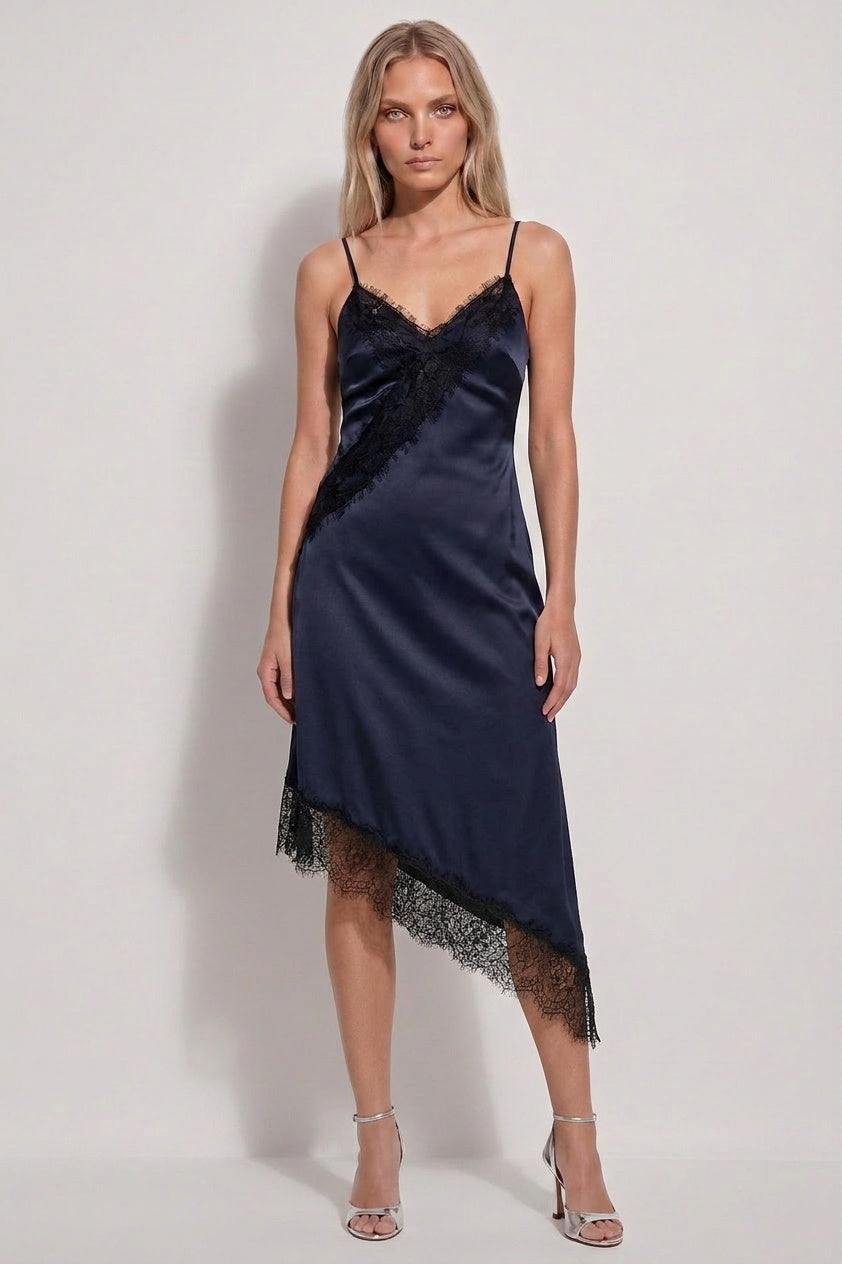 Vestido lencero satinado en color azul noche con bajo asimétrico y encaje negro - Eutea Fiesta