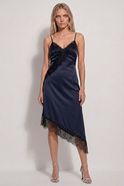 Vestido lencero satinado en color azul noche con bajo asimétrico y encaje negro - Eutea Fiesta