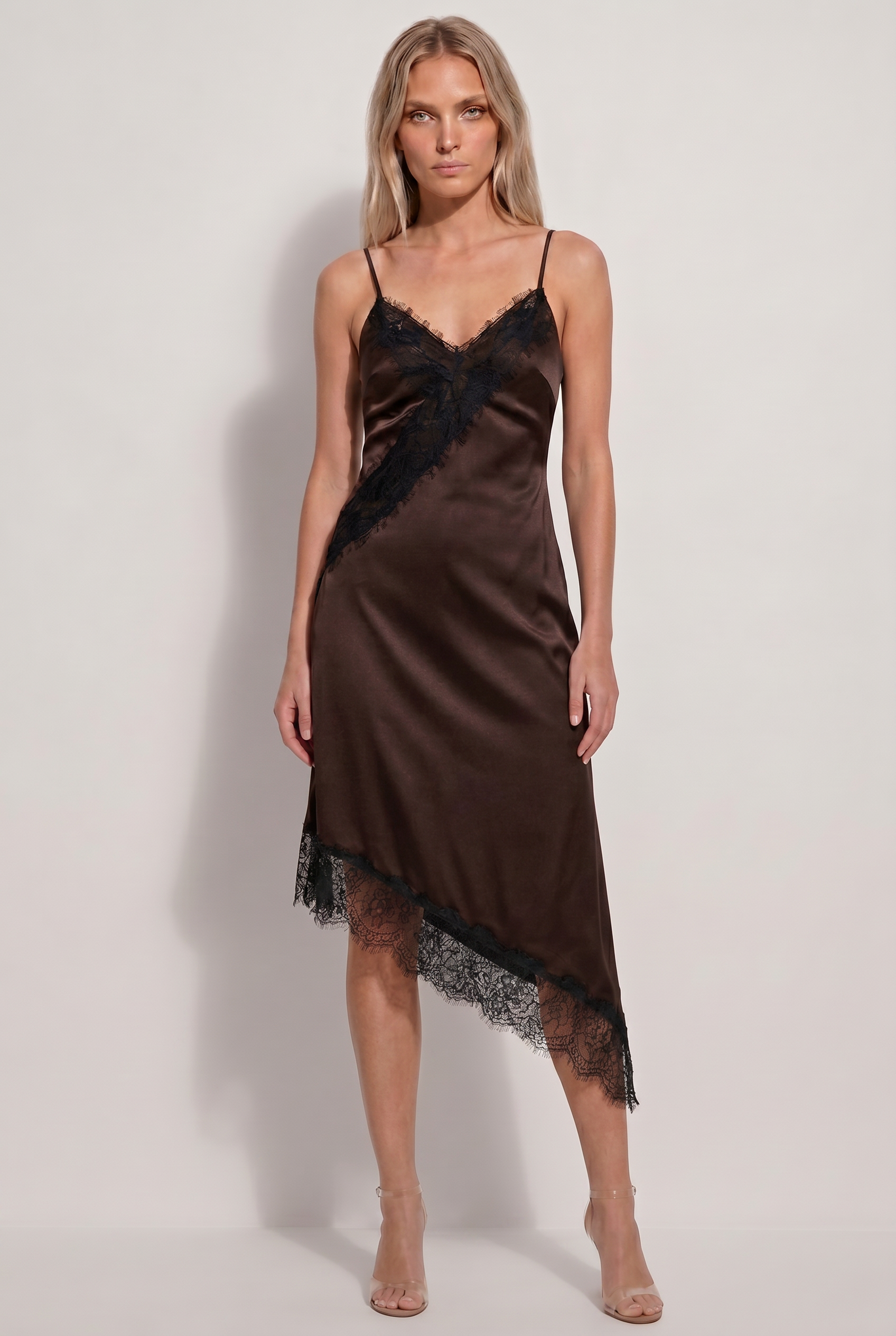 Vestido lencero asimétrico satinado en color marrón chocolate con detalles de encaje - Eutea